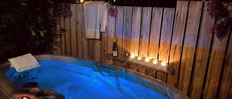 Outdoor spa tub