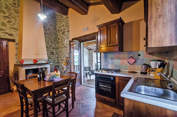 Fridge, oven, stovetop, coffee/tea maker