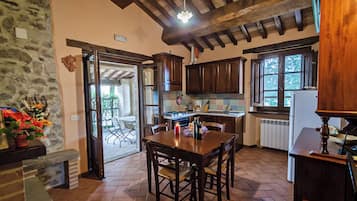 Kühlschrank, Ofen, Herdplatte, Wasserkocher mit Kaffee-/Teezubehör