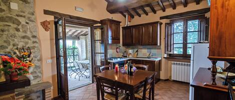 ثلاجة، فرن، موقد طهي مسطح، ماكينة لصنع القهوة/الشاي