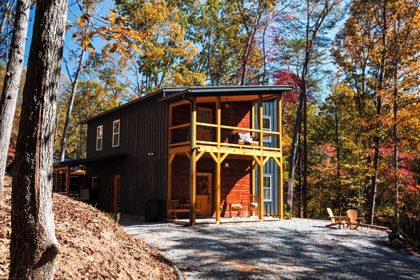 Imagine yourself here, surrounded by the vibrant colors of fall, sipping a warm drink on the porch and soaking in the peaceful woodland views. It’s the perfect spot to slow down and enjoy the beauty of the season