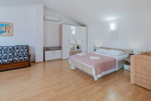 5 slaapkamers, een strijkplank/strijkijzer, reisbedje, gratis wifi