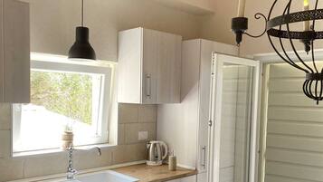 Cafetera y tetera, utensilios de cocina y comedor