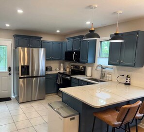 Een microgolfoven, een oven, een kookplaat, een vaatwasser