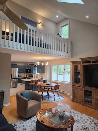 Renovated Coastal Farmhouse Near Beaches