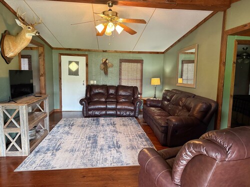 Charming 3-bedroom cabin with WiFi and AC in peaceful Twin City, GA