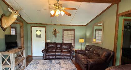 Charming 3-bedroom cabin with WiFi and AC in peaceful Twin City, GA