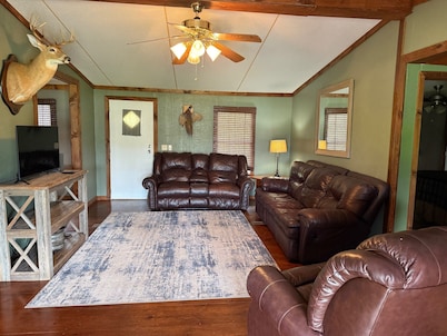 Charming 3-bedroom cabin with WiFi and AC in peaceful Twin City, GA