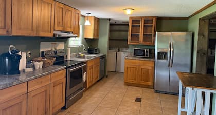 Charming 3-bedroom cabin with WiFi and AC in peaceful Twin City, GA