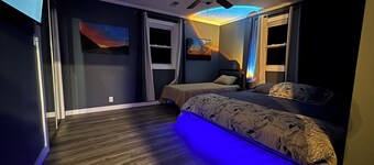 Creekside Blue- Modern 4 Bedroom farmhouse, trail access, plenty of parking,