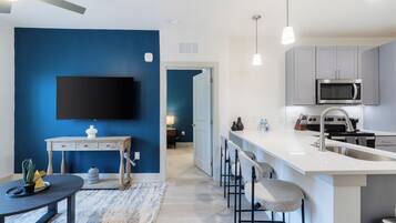 Apartamento, 2 habitaciones | Cocina privada | Frigorífico grande, microondas, horno y placa de cocina