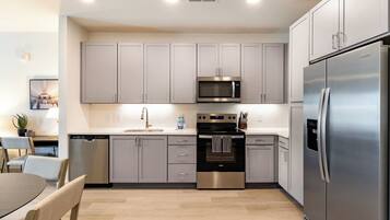 Apartment, 1 Bedroom | Dapur peribadi | Peti sejuk/penyejuk beku saiz penuh, ketuhar gelombang mikro, ketuhar