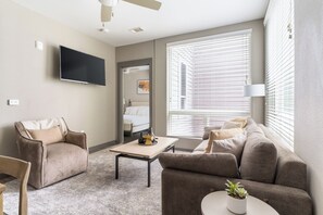 Leilighet, 2 soverom | Oppholdsområde | TV