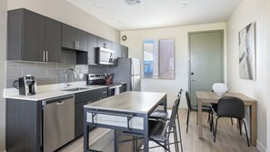 Appartement, 2 chambres | Cuisine privée | Réfrigérateur grande capacité avec congélateur, four à micro-ondes