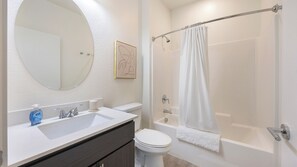 Apartamento, 2 habitaciones | Baño | Artículos de higiene personal gratuitos, secador de pelo y toallas