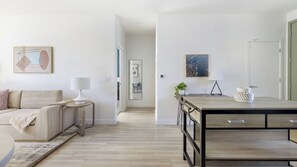 Departamento, 1 habitación | Área de sala de estar | Televisión de 50 pulgadas con canales digitales