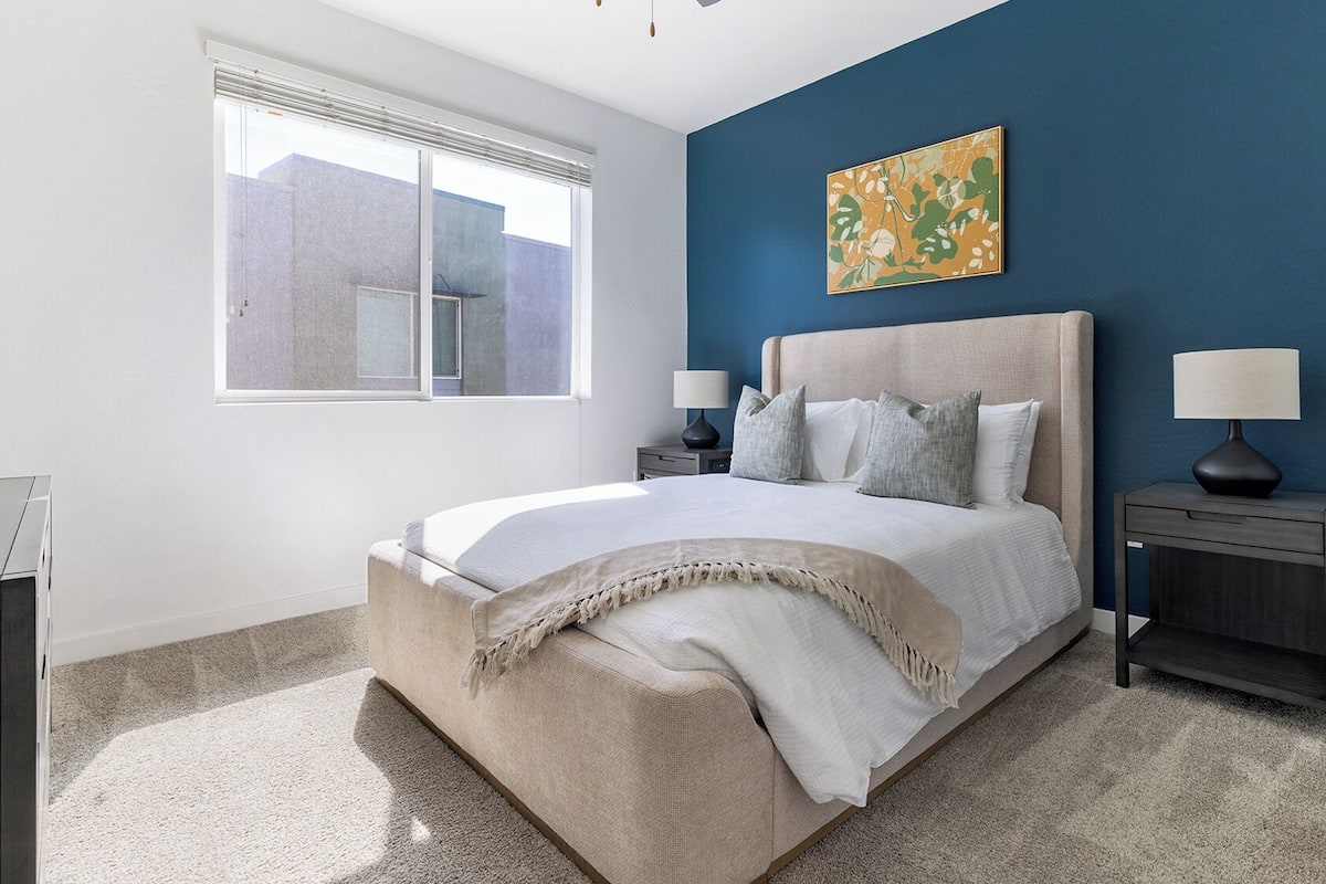 Apartment, 1 Bedroom | Meja, ruang kerja komputer riba, seterika/papan seterika, Wi-fi percuma