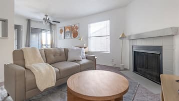 Appartement, 2 slaapkamers | Woonruimte | Televisie