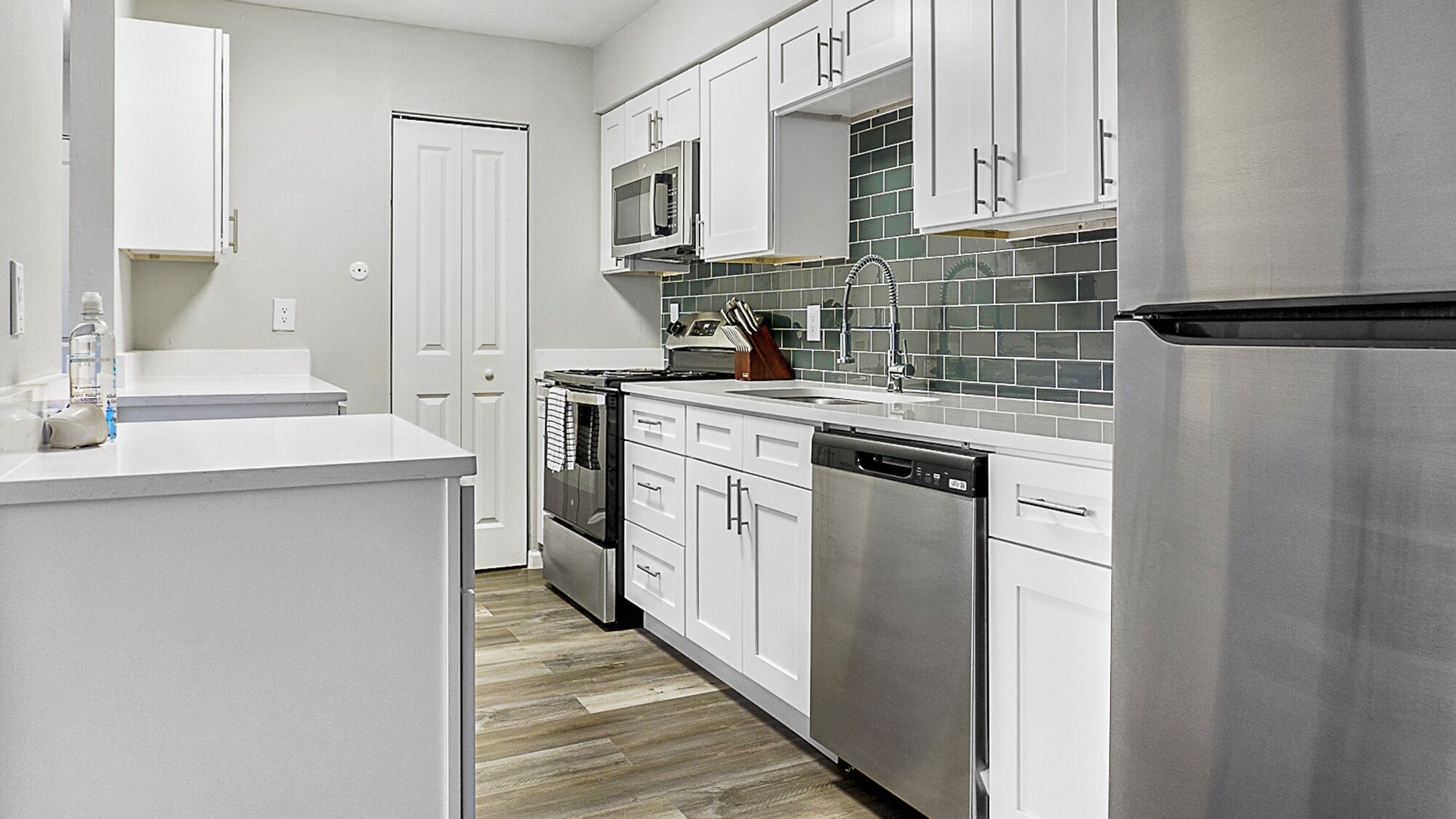 Apartment, 1 Bedroom | Private kitchen | Full-size fridge, microwave, oven, stovetop