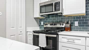 Apartment, 1 Bedroom | Private kitchen | Full-sized fridge, microwave, oven, stovetop