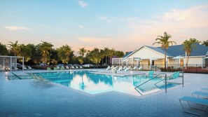 สระว่ายน้ำกลางแจ้ง