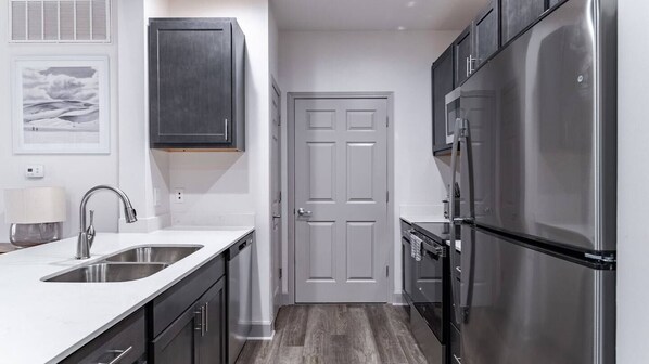 Full-size fridge, microwave, oven, stovetop - Landing Fort Myers (Fort Myers)