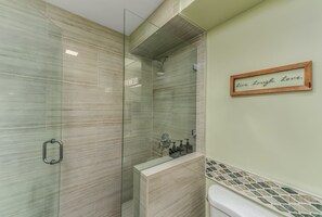Dusche, Haartrockner, Handtücher, Toilettenpapier