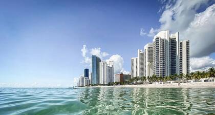 Sunny Isles Retreat â Walk to Beach, Shops & Dining