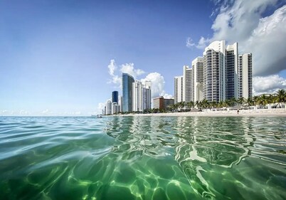 Sunny Isles Retreat – Walk to Beach, Shops & Dining