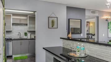 Een koelkast, een magnetron, een oven, een kookplaat