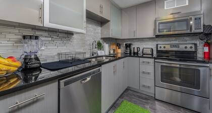 Sunny Isles Retreat – Walk to Beach, Shops & Dining