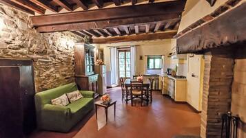 Fernseher, Kamin, Tischfußball, Tischtennisplatte