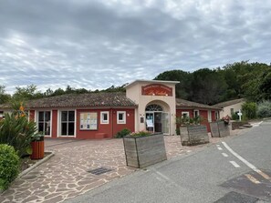 Esterni