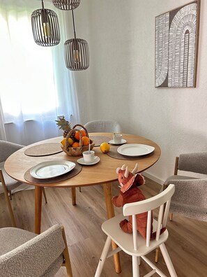 Dining - Stylish 80 m2 apartment at the castle - quiet, central & family-friendly! (Bruchsal)