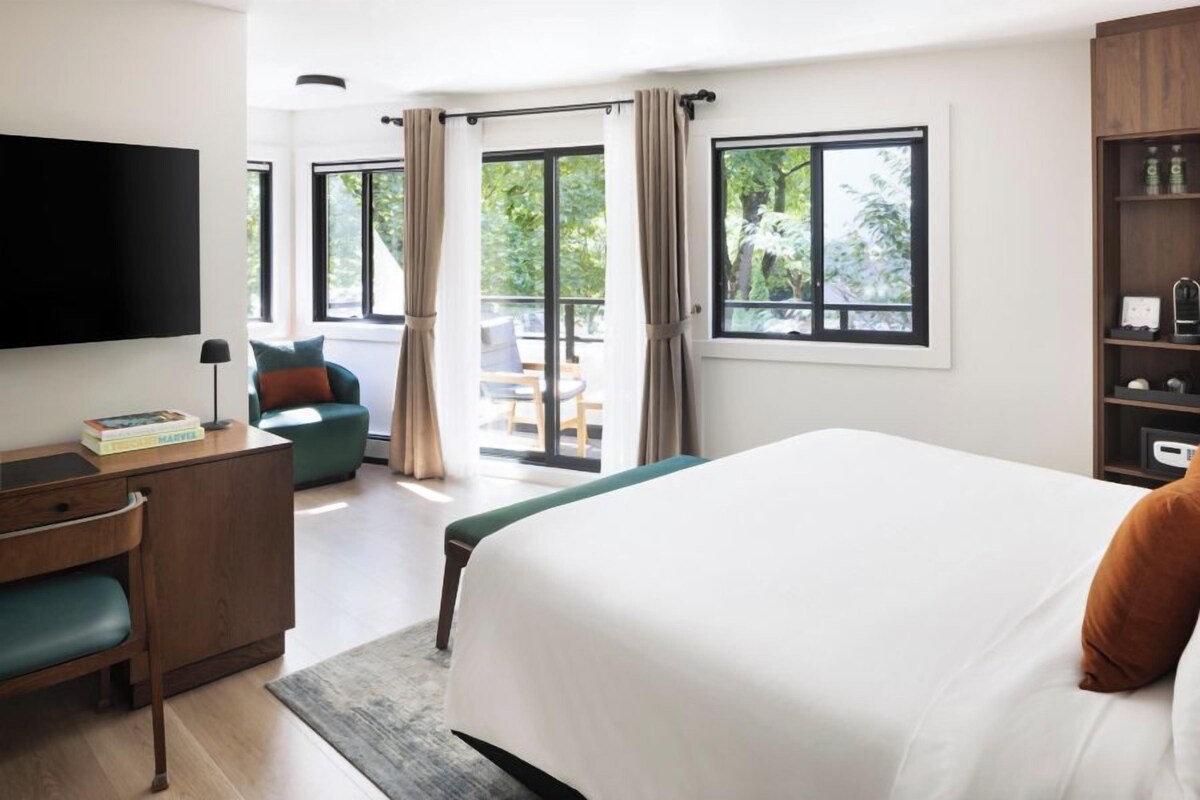 Premium bedding, pillowtop beds, minibar, in-room safe