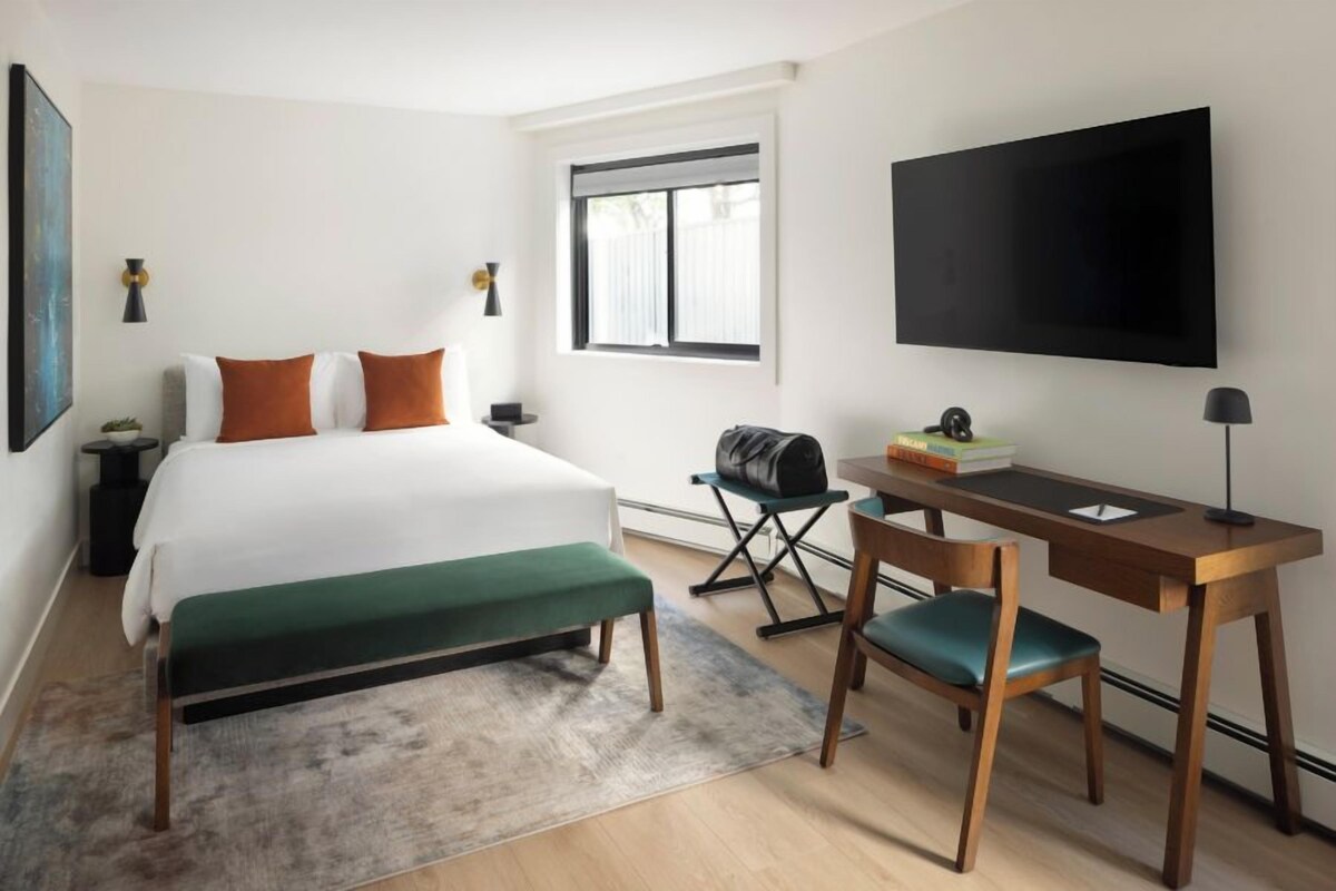 Premium bedding, pillowtop beds, minibar, in-room safe