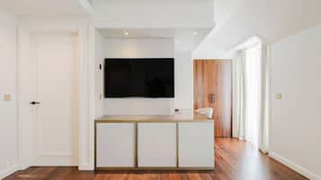 Signature Suite, Balcony | Living area