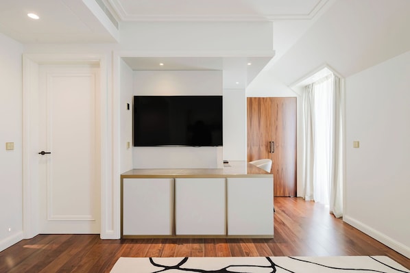 Signature Suite, Balcony | Living area