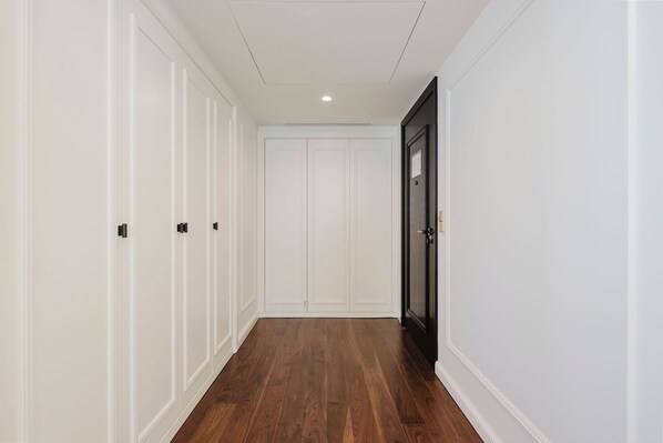 Premium Room, City View | Wardrobe