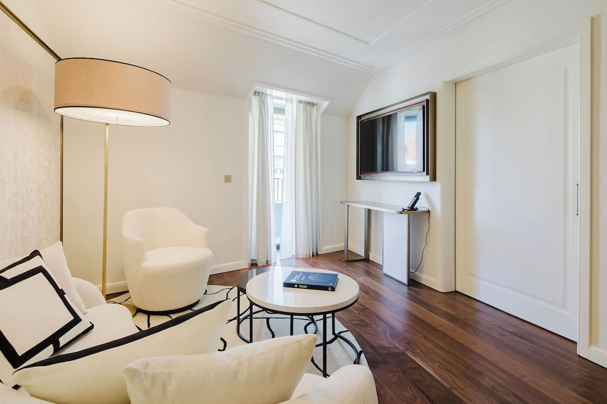 Executive Suite, Balcony, City View | Living area