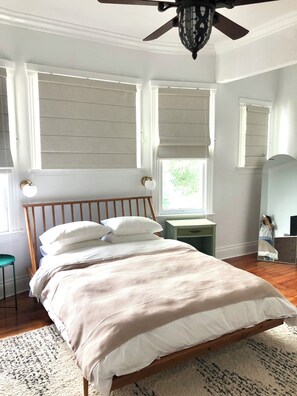 3 bedrooms, desk, iron/ironing board, travel crib