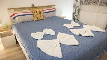 1 habitación, escritorio, wifi gratis y ropa de cama