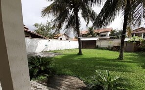 Property grounds - Cozy house with swimming pool, barbecue, gourmet area, lawn and lots of leisure! (Itaipu Niterói)
