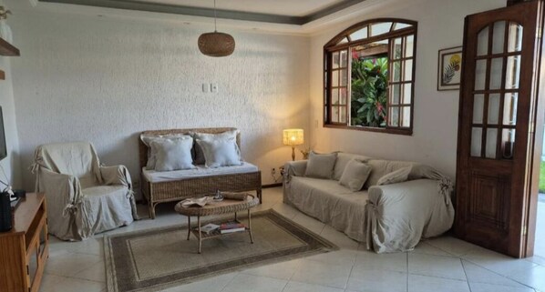 Interior - Cozy house with swimming pool, barbecue, gourmet area, lawn and lots of leisure! (Itaipu Niterói)