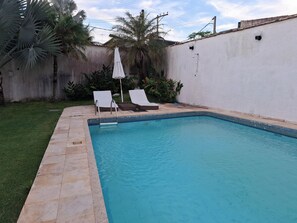 Outdoor pool - Cozy house with swimming pool, barbecue, gourmet area, lawn and lots of leisure! (Itaipu Niterói)