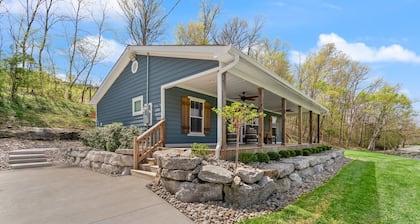 Peaceful 2-bedroom cottage in the beautiful Floyds Knobs with Hot Tub & Gym