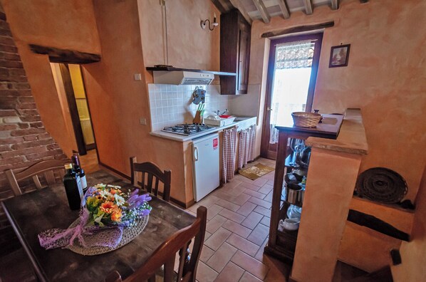 Réfrigérateur, micro-ondes, plaque de cuisson, cafetière/bouilloire