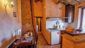 Kühlschrank, Mikrowelle, Herdplatte, Wasserkocher mit Kaffee-/Teezubehör