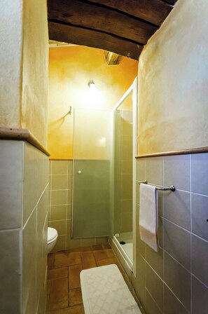 Douche, sèche-cheveux, bidet, savon