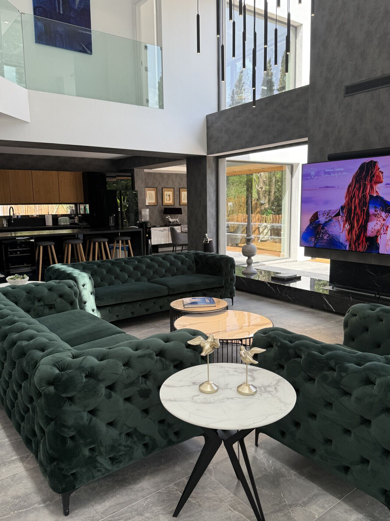 Smart TV, chimenea, estéreo y oficina 